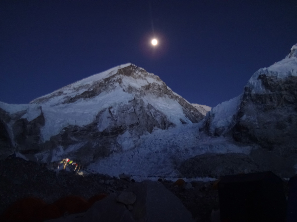 49._Khumbu_Icefall_by_moonlight.jpg
