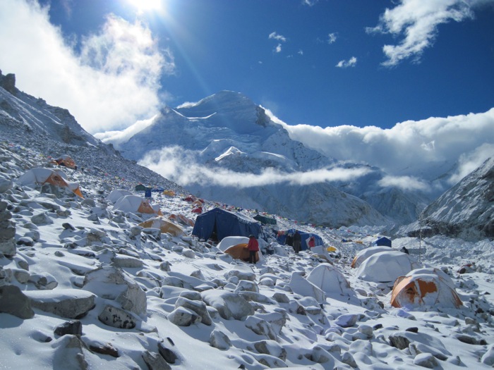 Base_Camp_with_Cho_Oyu_Summit_in_the_background.jpg